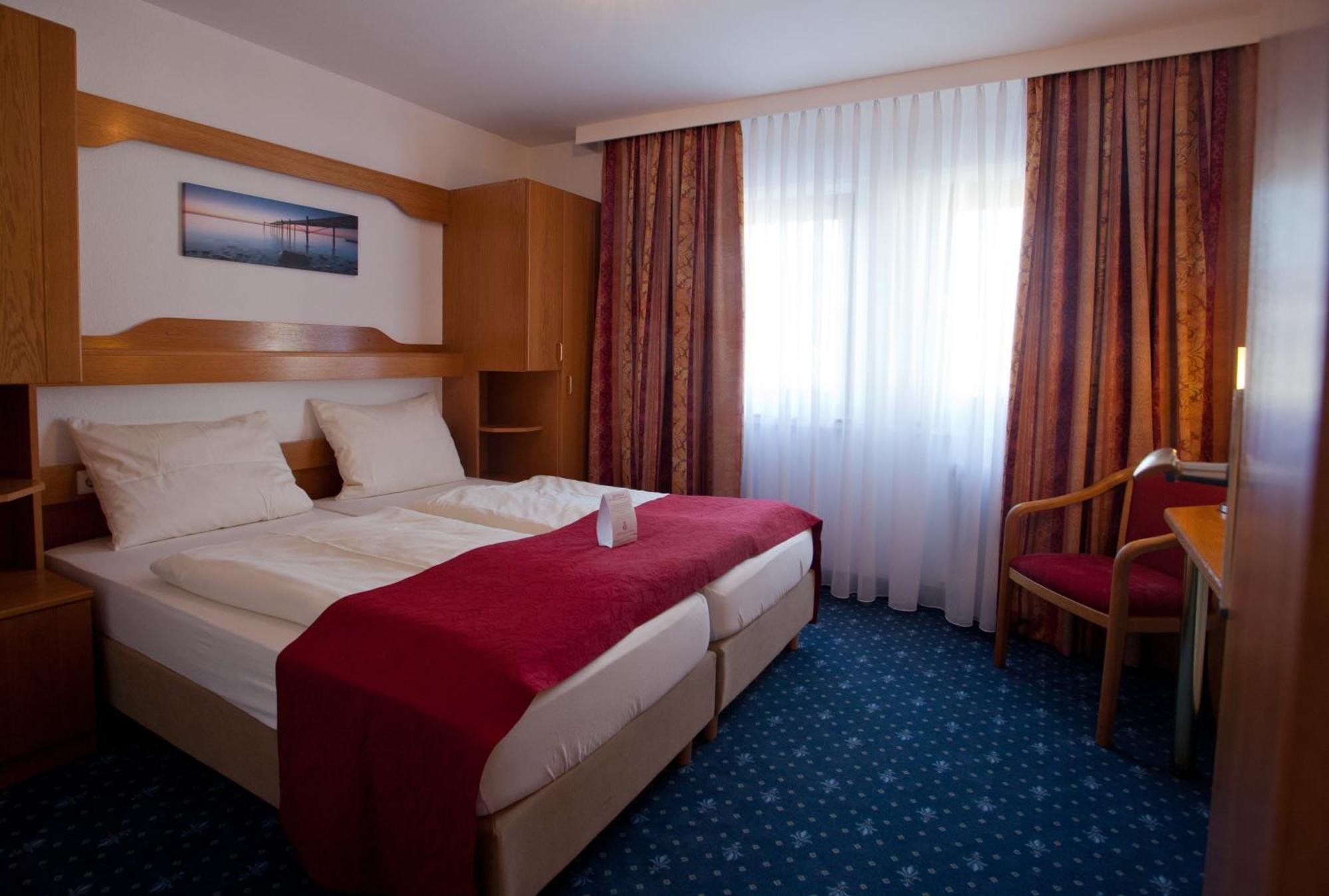 Hotel Knaus Am Hafen Uhldingen-Muehlhofen Room photo